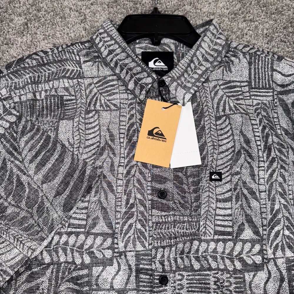 Quiksilver Button Down Shirt Mens Medium Tropical Tribal Print Gray White NEW